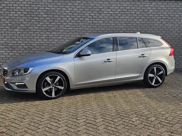 Volvo V60 1.5 T3 Nordic+ R-Design Leer/Navi/Pdc 2017 Benzine 2