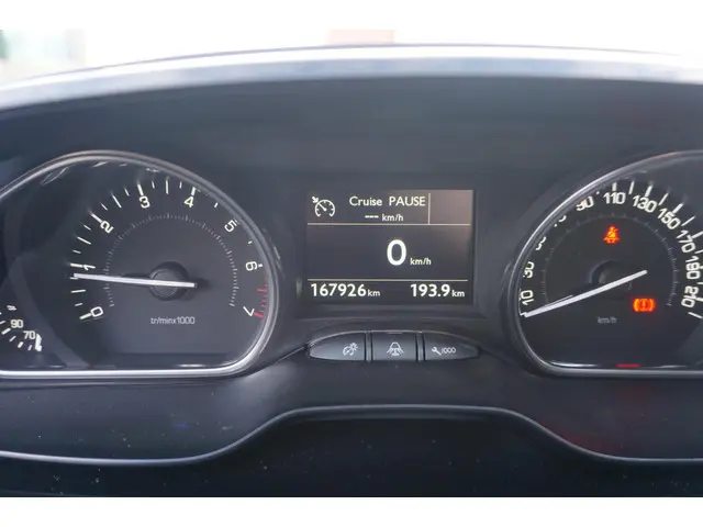 Peugeot 2008 1.2 PureTech Allure 2015 Benzine 12