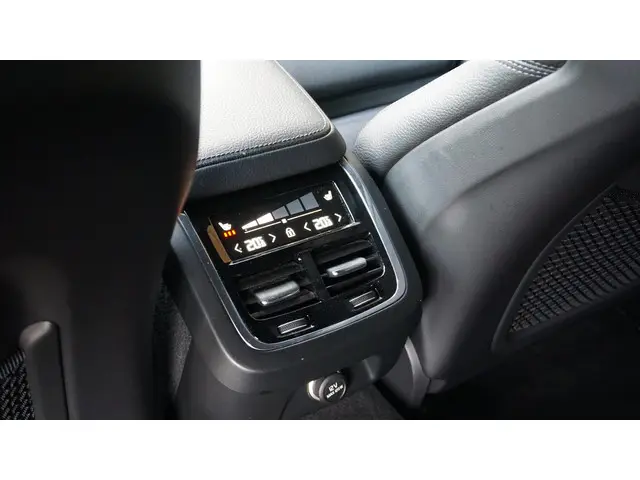 Volvo V60 2.0 T5 250pk R-Design 2019 Benzine 25