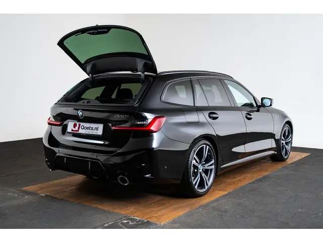 BMW 3 Serie Touring 330i 2023 Benzine 31