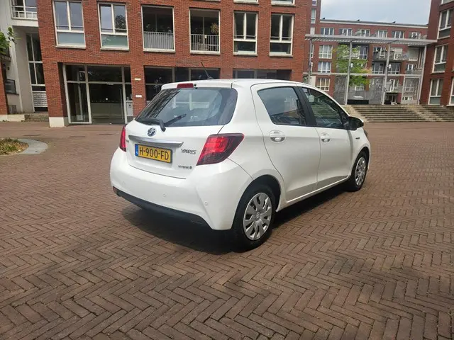 Toyota Yaris 1.5 Hybrid Comfort 2014 Hybride Benzine 8