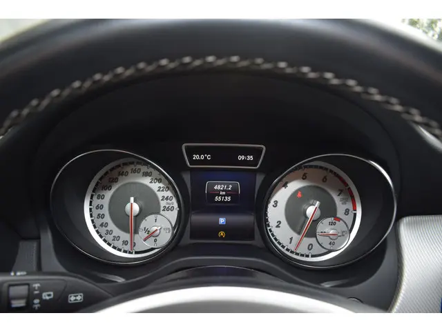 Mercedes-Benz GLA 180 Prestige 2015 Benzine 41