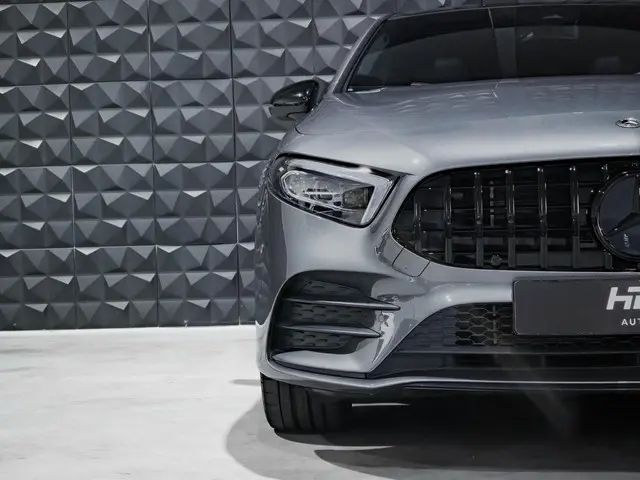 Mercedes-Benz A-Klasse 250 e AMG 2022 Hybride Benzine 23