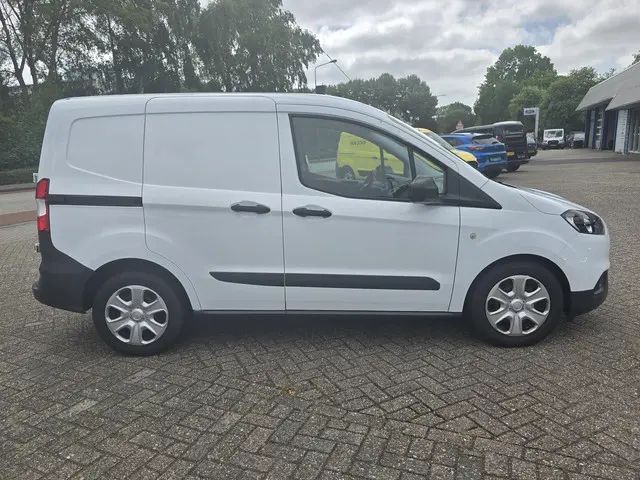 Ford Transit Courier 2