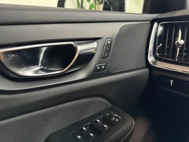 Volvo V60 2.0 T4 R-Design CAMERA LEDER LED 2020 Benzine 13