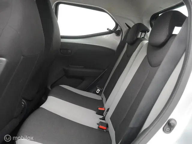 Toyota Aygo 1.0 VVT-i x-play 2015 Benzine 9