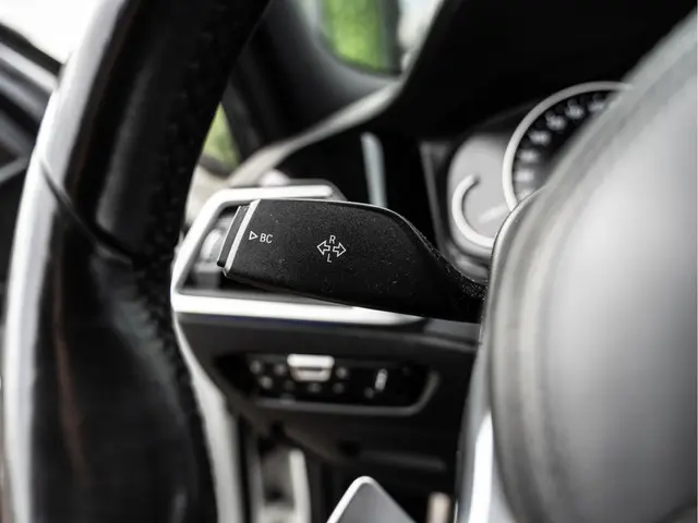 BMW 3 Serie 320i High Executive 2019 Benzine 34