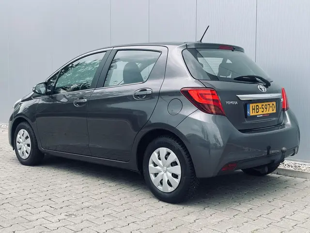 Toyota Yaris 1.0 VVT-i Style, ecc, navi, camera 2015 Benzine 3