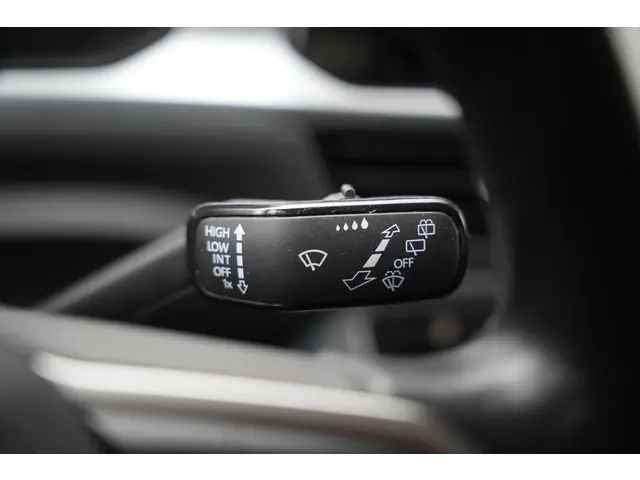 Volkswagen T-Roc 1.0 TSI Life 2023 Benzine 37