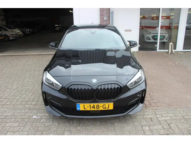 BMW 1 Serie 118i Executive Edition 2021 Benzine 19