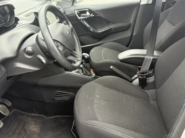 Peugeot 208 1.6 BlUE HDI 2017 Diesel 10