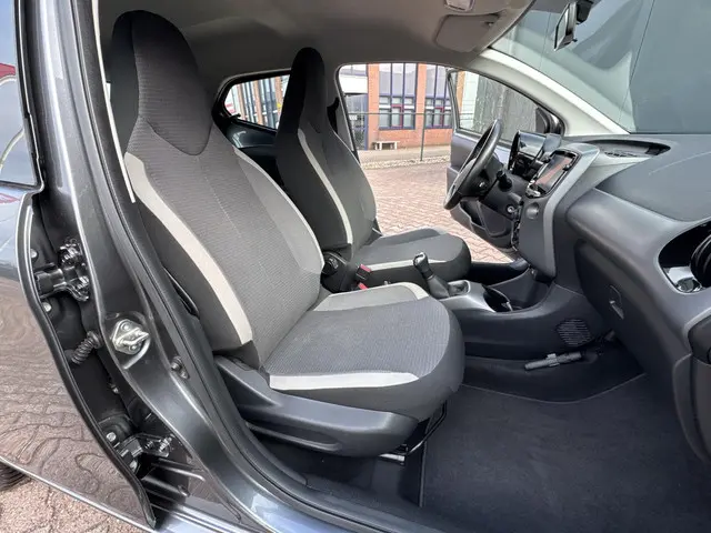 Toyota Aygo 1.0 VVT-i x-play 2021 Benzine 17