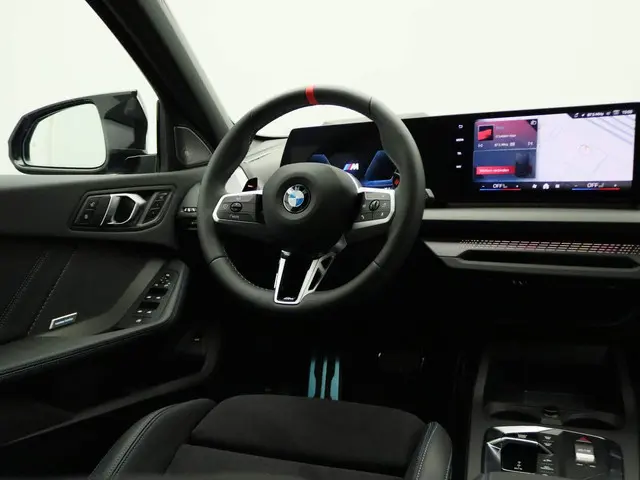 BMW 1 Serie 5-deurs M135i xDrive 2025 Benzine 32