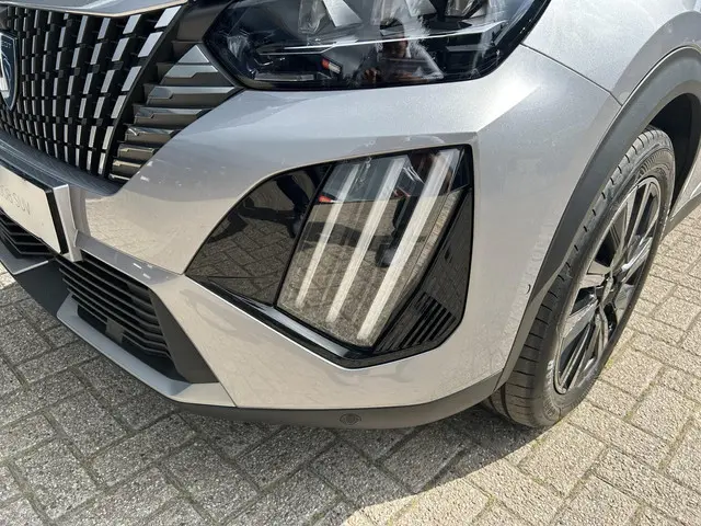 Peugeot 2008 1.2 Hybrid 145 GT 2025 Hybride Benzine 45