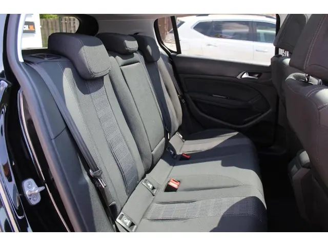 Peugeot 308 1.2 PureTech Allure 2018 Benzine 8