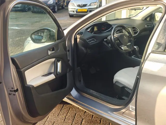 Peugeot 308 1.2 Automaat PureTech Allure NAVI 2017 Benzine 9