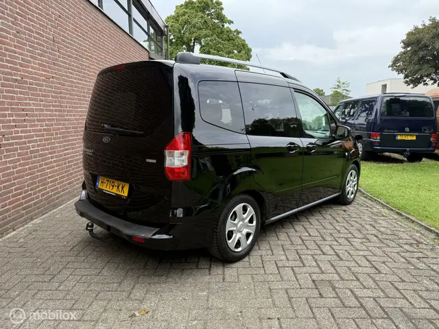 Ford Tourneo Courier Titanium 2016 Benzine 4