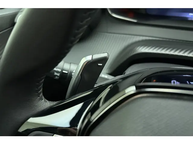 Peugeot 2008 1.2 Hybrid 136 Allure 2024 Hybride Benzine 33