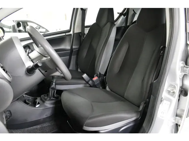 Toyota Aygo 1.0 VVT-i Now 2013 Benzine 5