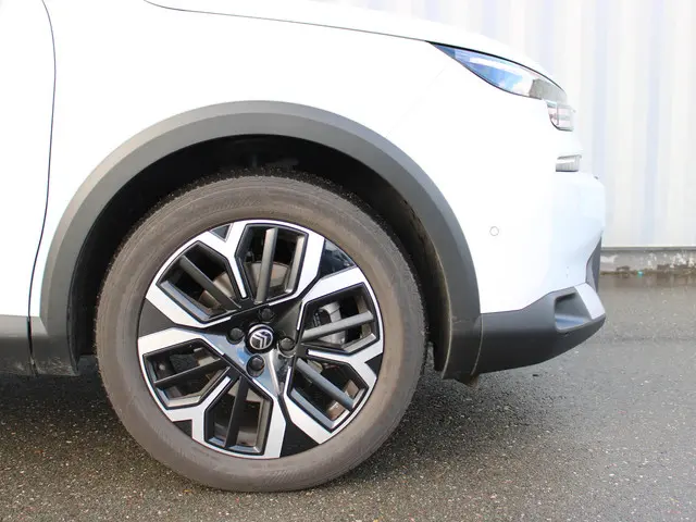 Citroën C4 HYBRID 145 BUSINESS 2025 Hybride Benzine 9