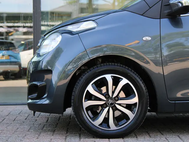 Citroën C1 1.2 PureTech Shine 2015 Benzine 12