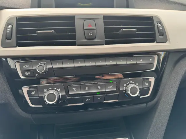 BMW 3 Serie Touring 318i AIRCO 2018 Benzine 16