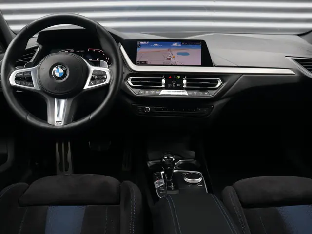 BMW 1 Serie 5-deurs M135i xDrive 2019 Benzine 11