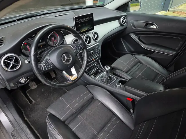 Mercedes-Benz GLA 180 Prestige 2015 Benzine 13