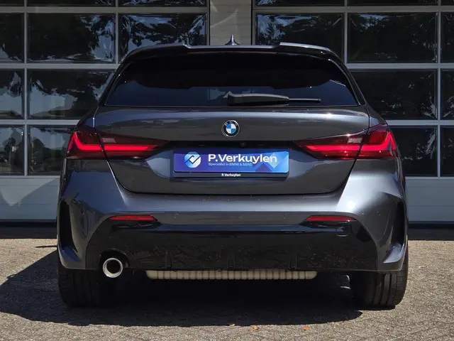 BMW 1 Serie 118i High Executive Edition 2019 Benzine 10
