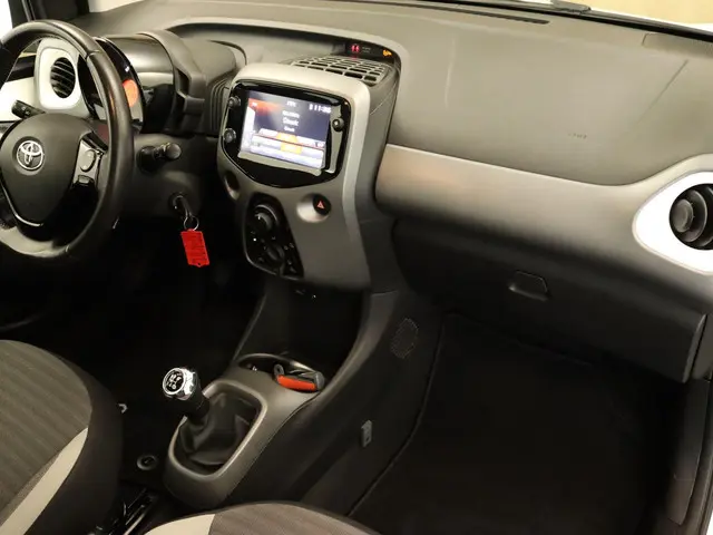 Toyota Aygo 1.0 VVT-i x-play limited 2019 Benzine 5