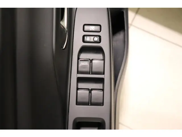 Toyota Yaris 1.5 Hybrid Bi-Tone, 2018 Hybride Benzine 20