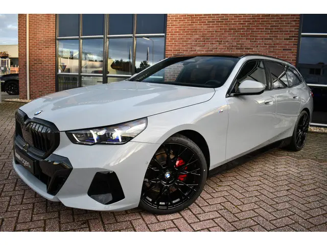 BMW 5 Serie Touring 520i M-Sport 2024 Benzine 93