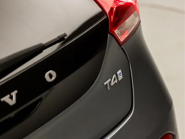 Volvo V40 2.0 T4 R-Design Sport 2018 Benzine 27