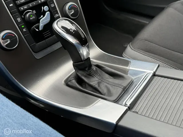 Volvo V60 1.6 T3 Momentum AUTOMAAT, TREKHAAK 2014 Benzine 18