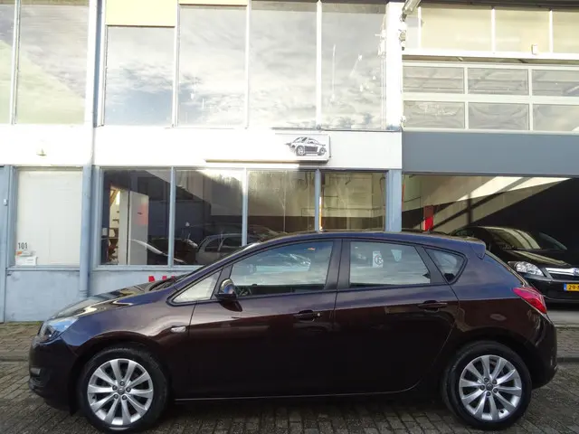 Opel Astra 1.4 Turbo Design Edition 2013 Benzine 2