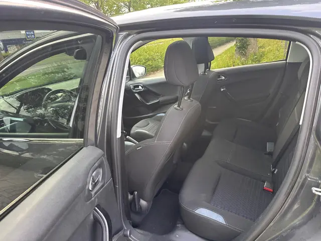 Peugeot 208 1.2 VTi Allure Clima.Navi.Pano 2014 Benzine 9