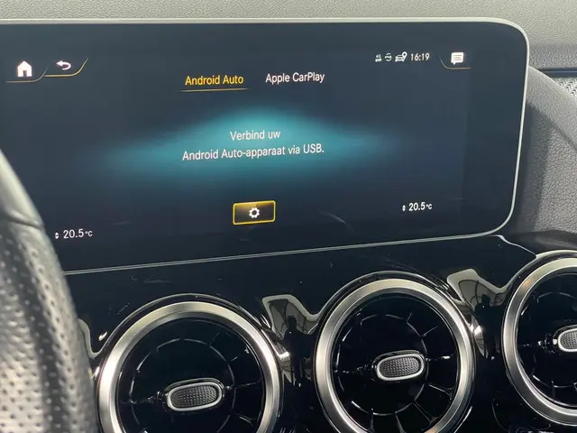 Mercedes-Benz B-Klasse 180 Bus. Sol. AMG 2019 Benzine 25