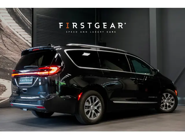 Chrysler Pacifica 2
