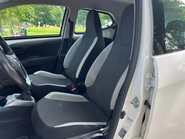 Toyota Aygo 1.0 VVT-i x-play | Cruise + Airco 2014 Benzine 13