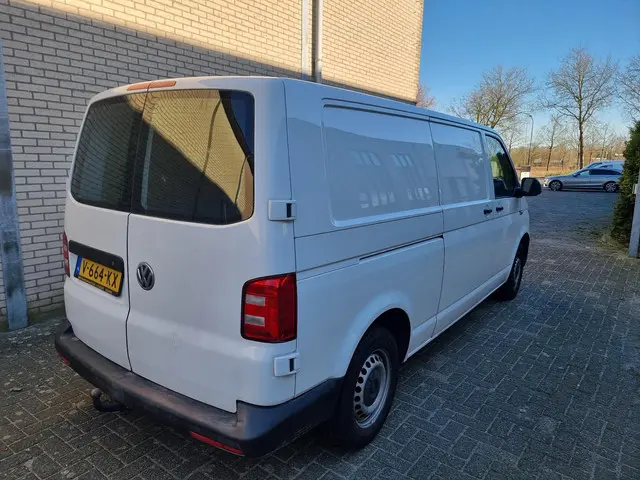 Volkswagen Transporter 2.0 TDI L2H1 2018 Diesel 13