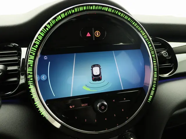 MINI 5-Deurs Cooper 2024 Benzine 18