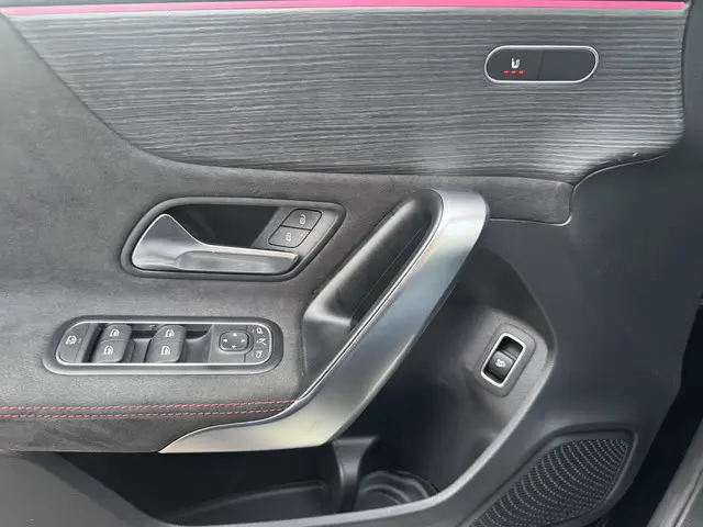Mercedes-Benz A-Klasse 200 AMG Line 2024 Benzine 17