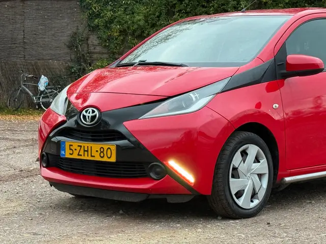Toyota Aygo 1.0 VVT-i x-play/SIDE BARS 2015 Benzine 36