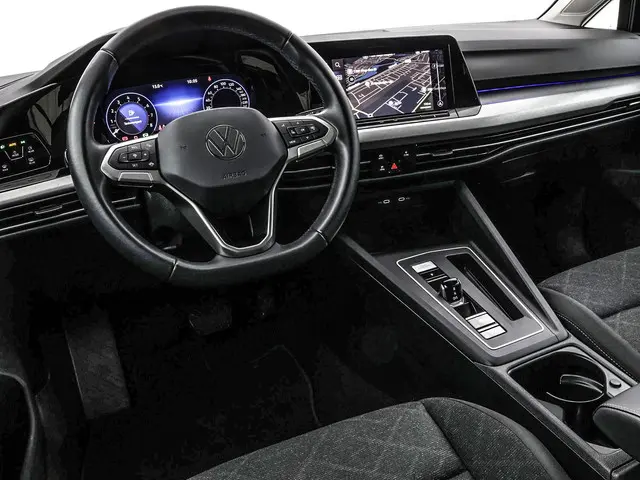 Volkswagen Golf 1.0 eTSI 110pk DSG Life 2024 Benzine 29