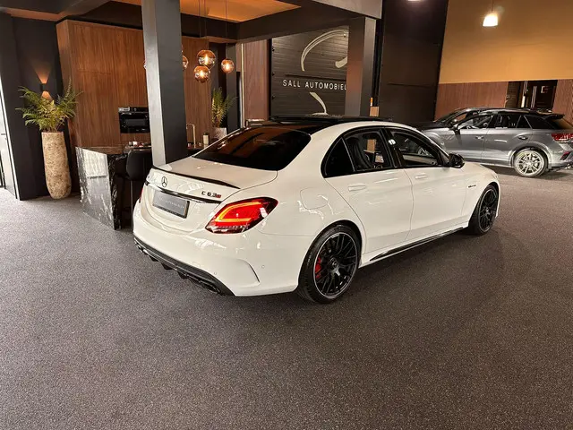 Mercedes-Benz C-Klasse AMG 63 S 2016 Benzine 31