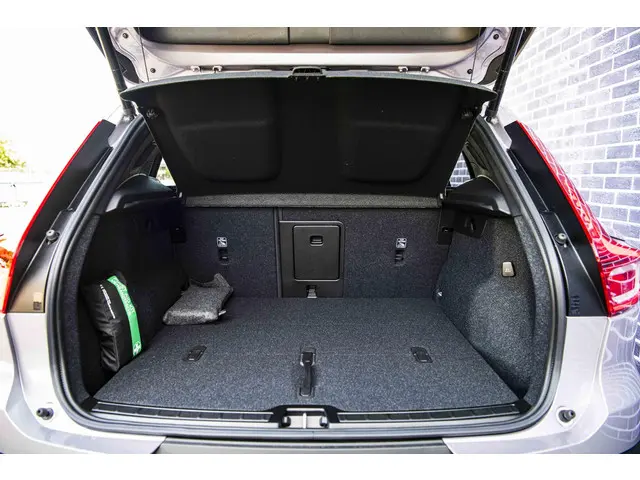 Volvo XC40 2.0 B3 Business Edition 2025 Benzine 29