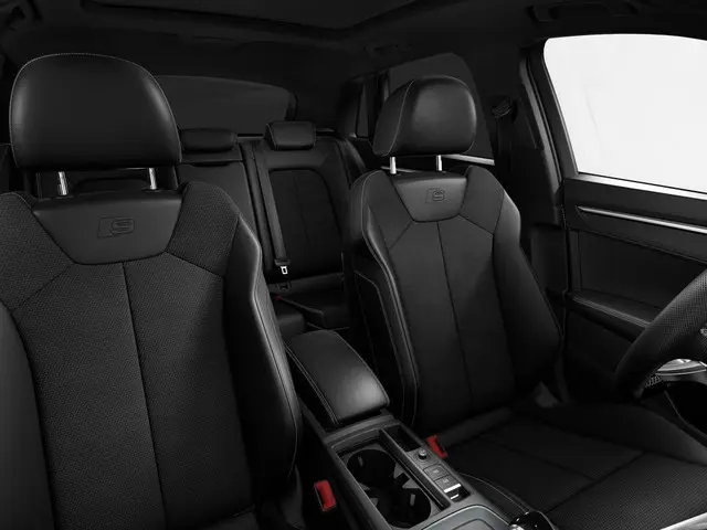 Audi Q3 S edition Competition 35 TFSI 150 PK 2024 Benzine 4