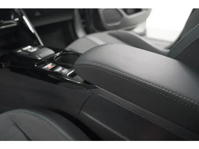 Peugeot 2008 PureTech 130 EAT8 Allure 2023 Benzine 44