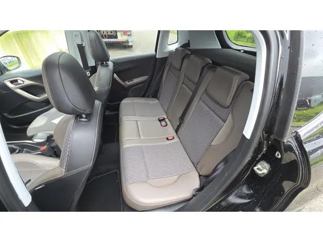 Peugeot 2008 1.2 VTi Allure Pack Premium Plus 2014 Benzine 35