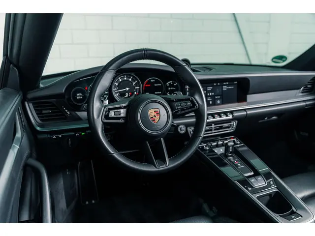 Porsche 911 Carrera 4S Cabriolet 2020 Benzine 18